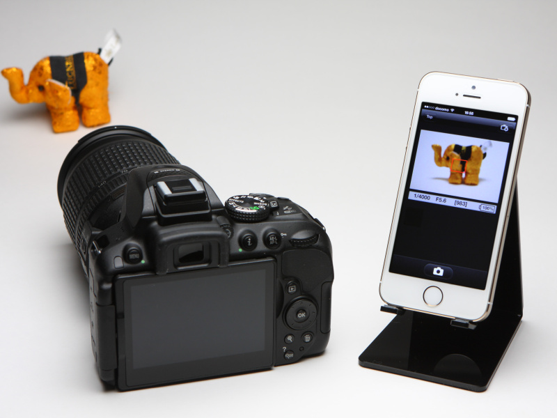 スマートフォンの表示は、D5300のリモコンとして使用したときのもの。フォーカスポイントの移動は可能だが、露出などの設定の変更は残念ながらできない。