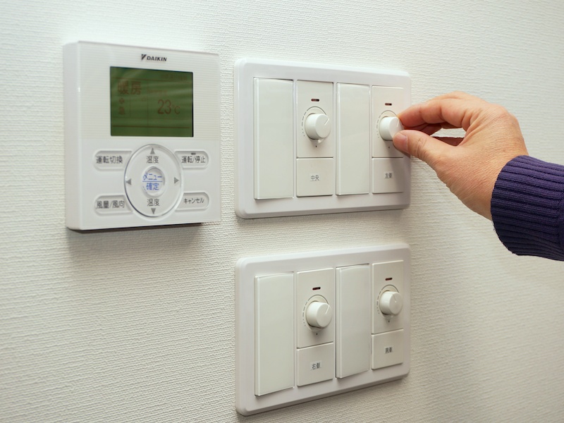 セミナールームの照明は、明るさの調光が可能。色温度は5,000K。LEDではなく冷陰極蛍光管だ