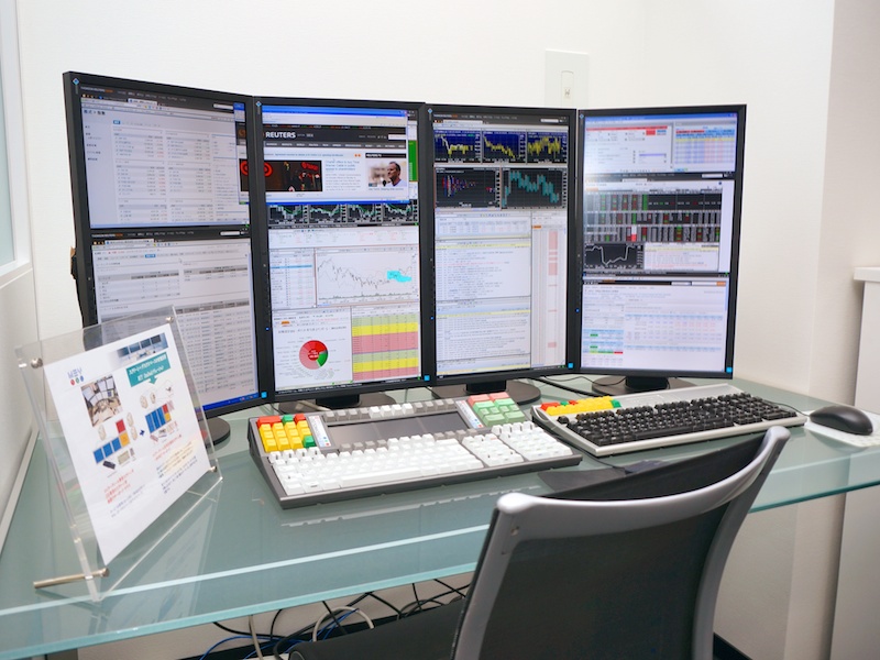 金融トレーディング環境展示。実際の環境に近いスクリーンショットを用いているという