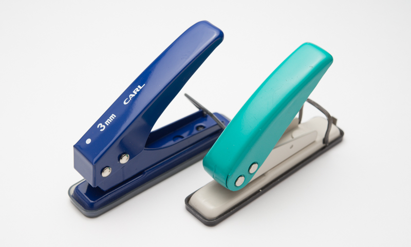 一穴パンチ。左が3mm、右が6mmの穴を空けるための製品。この他スクリューポンチなども使えそう。