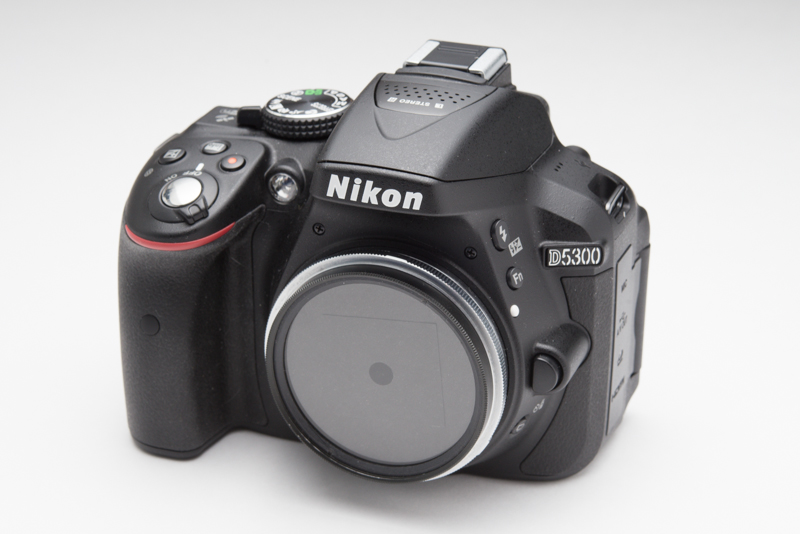 カメラに取り付けたところ。マウントへの取り付けにリバースアダプターリングを使うのがポイント。サードパーティー製のものが安く売られている。絞りは固定なので、シャッタースピードで露出をコントロールする。