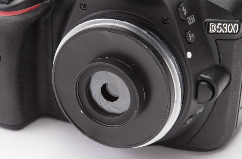 フィルターにドーナッツ型のシートを留め、そこに虹彩絞りユニットを両面テープで張り付けた。カメラへの取り付けはリバースアダプターリングを使う。