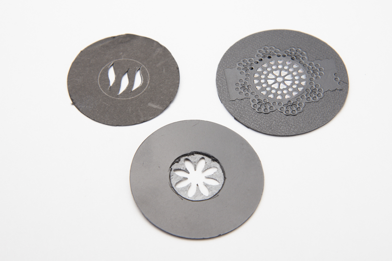 いろんな形の絞りを作ってみた。左上：カッターを使ってフリーハンドでカットした。右上：レースシールを使って。下：クラフトパンチのデイジー柄で。