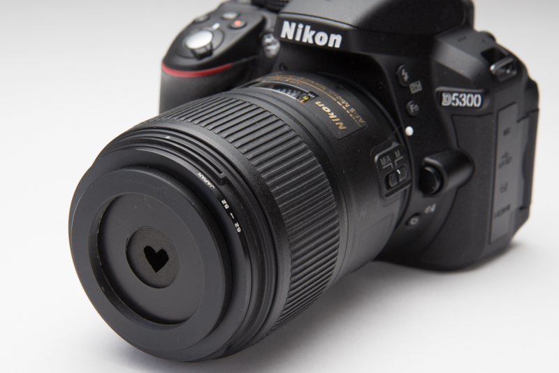 レンズに装着した状態。レンズのフィルター径が62mmだったので62mm→52mmのステップダウンリングを使って、ハート型の絞りを取り付けた。