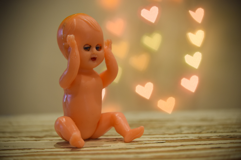 手前の赤ちゃんにピントを合わせると、バックの光がハート型にボケる。この赤ちゃんはなんか恋の悩みがあるんだろうねえ。