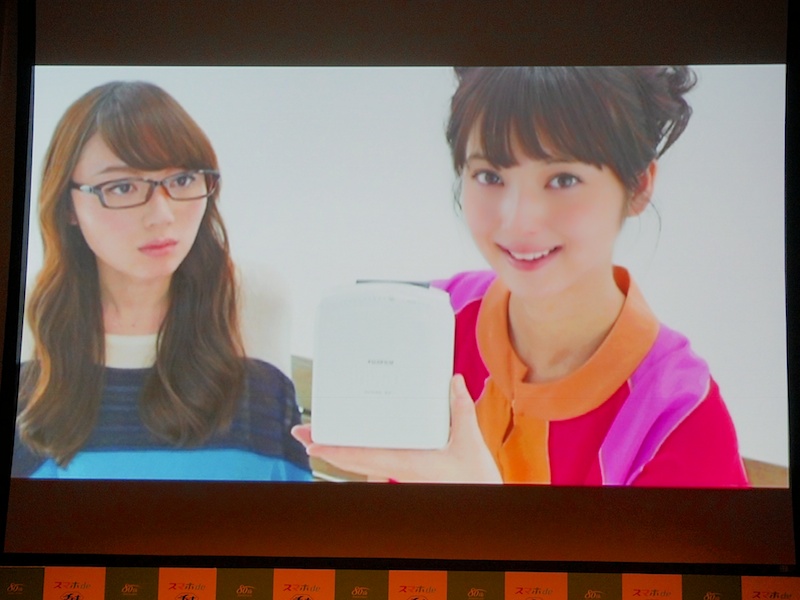 CMは佐々木さんと友人がスマートフォンからのプリントを試し、画質と速度に感心する内容