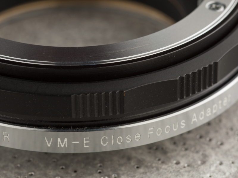 VM-Eクローズフォーカスアダプターの繰り出し量は4mm。コシナのWebサイトに使用時の最短撮影距離一覧が掲載されている