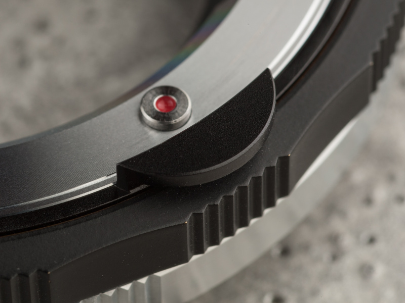 レンズ着脱ボタンは大きめのものを搭載。そのおかげでレンズの取り外しはスムーズだ