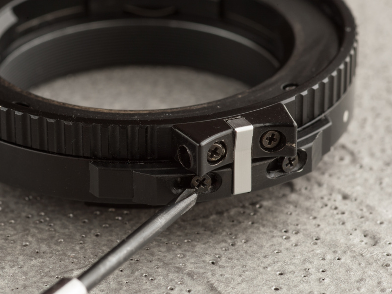 無限遠ロックした状態でアダプター下段のネジを緩めると、無限遠位置を微調整できる