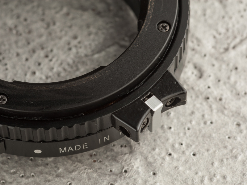 フォーカシングレバーを搭載する。ライカのツノ付きレンズを意識したデザインだ