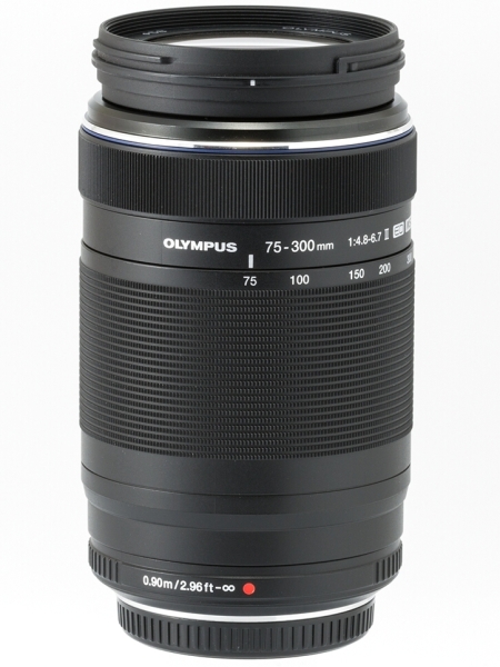 今回のお題のM.ZUIKO DIGITAL ED 75-300mm F4.8-6.7 II。別売のフードとセットで税込み7万350円。純正超望遠ズームではかなり安いレンズである。