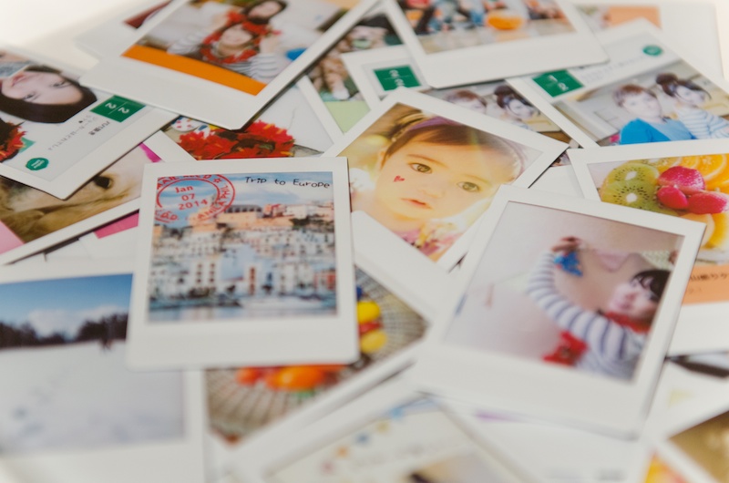 名刺サイズがかわいいチェキのプリント。余白に手書きで文字を書き込むこともできます。定期入れに入れて持ち歩いたり名刺代わりに配ったり、工夫次第で使い方・楽しみ方は広がります。