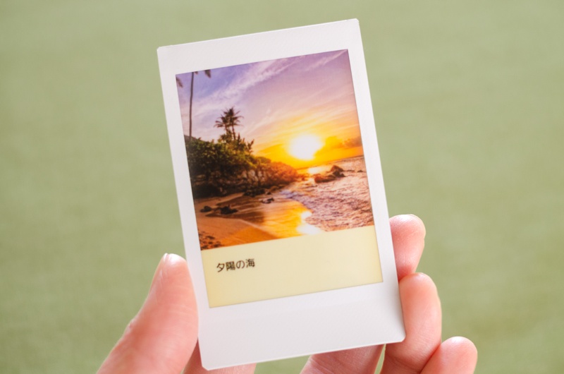 名刺サイズがかわいいチェキのプリント。余白に手書きで文字を書き込むこともできます。定期入れに入れて持ち歩いたり名刺代わりに配ったり、工夫次第で使い方・楽しみ方は広がります。