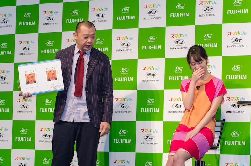 木下さんの顔芸を使ったプレゼンに佐々木さんの笑いがこぼれます。