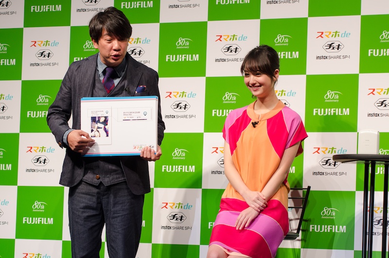 「スマホ de チェキ」のおすすめ機能を説明する大本さん。