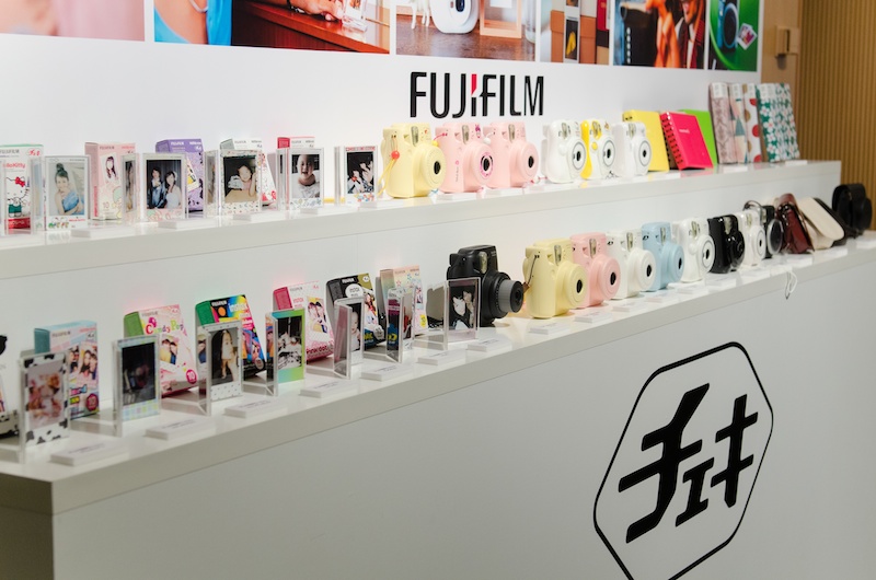 パステルカラーのバリエーション、キャラクターデザイン、男性にも人気が高いネオクラシックデザインなど、さまざまなチェキが並んでいます。