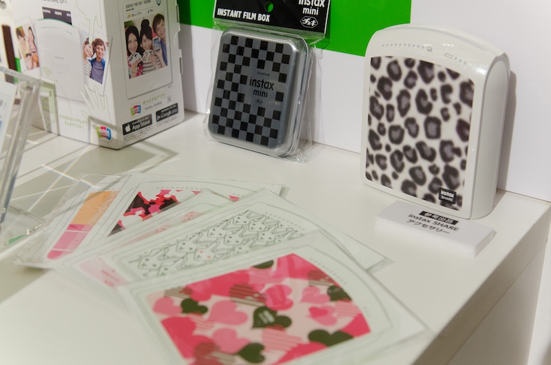 「スマホ de チェキ」を好みに合わせてイメチェンできるデザインシール（参考出品）