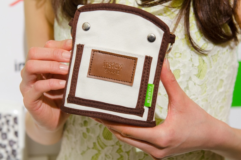 「スマホ de チェキ」の専用ケースはキャンバス地がおしゃれ。持ち歩きたくなります（参考出品）