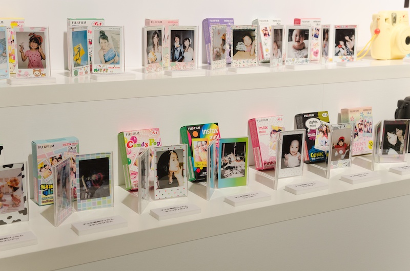 インスタントフィルム「instax mini」各種。余白部分に装飾をほどこしたものもあります。