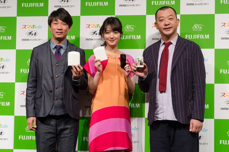 発表会に駆けつけた佐々木希さんとTKOの大本武宏さん、木下隆行さん。