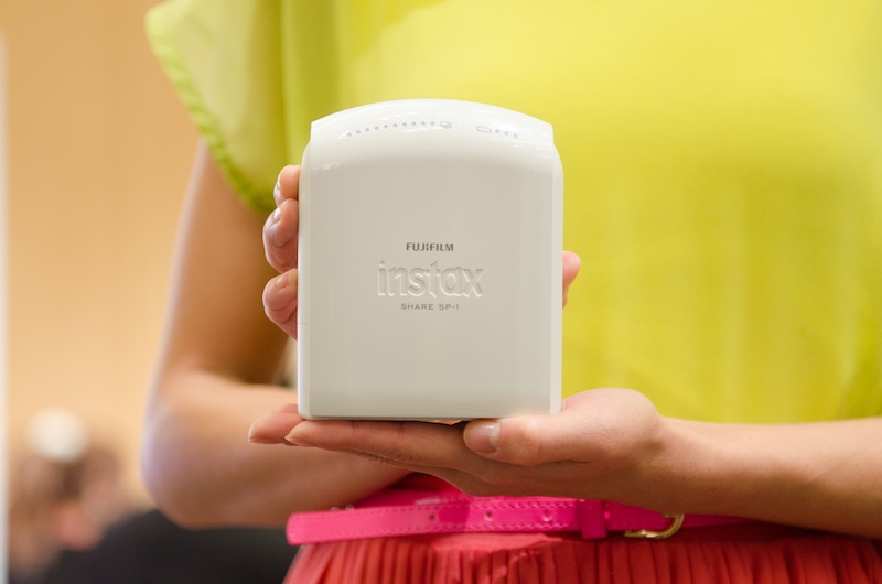 手のひらサイズ、かつ重量は253gという軽さ（電池、フィルムを除く）。リチウム電池CR2を使用するため、どこへでも持ち出して手軽にプリントできます。