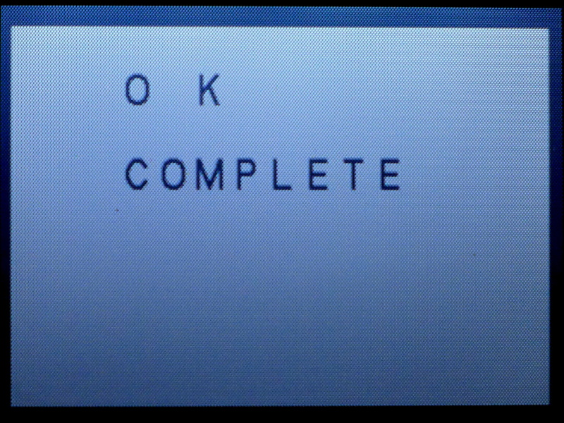 購入時のファームウェアはVer.1.6。これを最新のVer.1.8にアップデートして使用した。これにより、Ver.1.7での画質モード「RAW」の追加や（その際には、表示パネルは「HI」の表示が点滅する）、クイックレスポンス機能の追加、液晶モニターの視認性向上など、多くの変更が反映される。ちなみに、Ver.1.8での変更は「特定条件での絞り値の誤表示の修正」という細かいものだった。