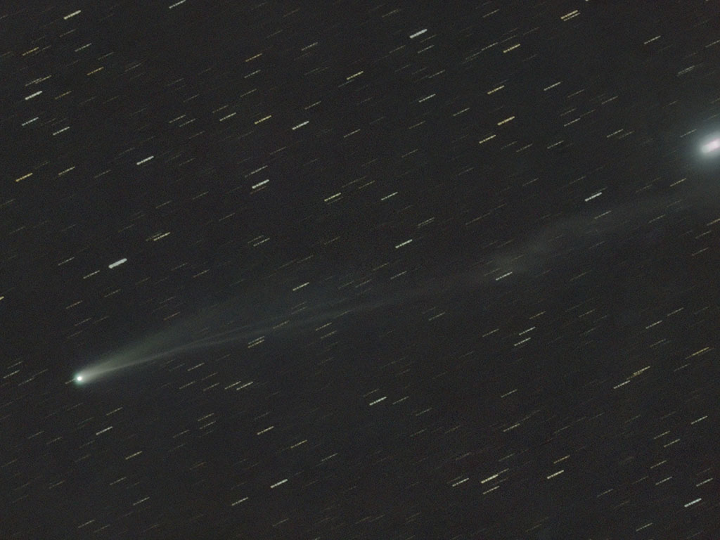 太陽に最接近して崩壊する10日前の姿です。 真っ直ぐ伸びるダストテイルと、曲がりながら長く伸びるイオンテイルが写りました。 右端の明るい星は、おとめ座のスピカです。