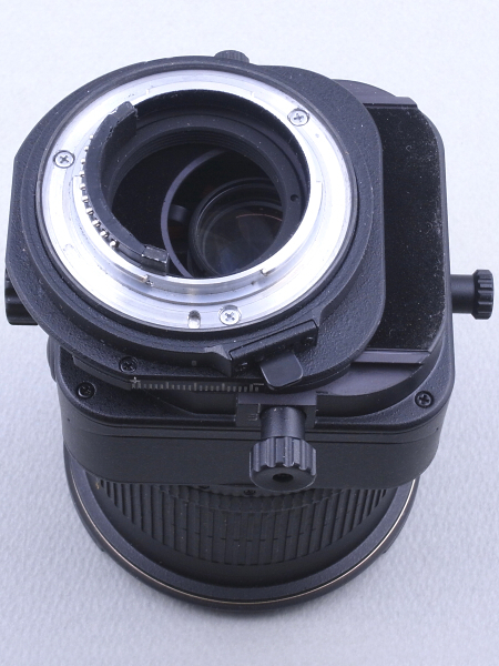 シフトした状態でマウント側から見るとこの通り。電子接点を搭載し、電磁式の自動絞り機能を備える。この点は、手動プリセット絞りを採用した旧製品より圧倒的に便利だ。しかしアオリレンズという性質上、AF機能は搭載しておらず、MFレンズとなっている。