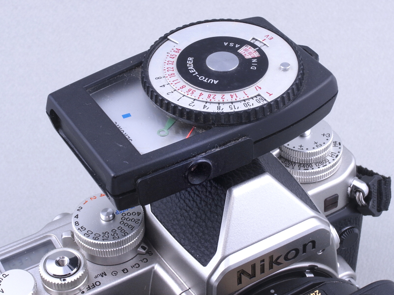 さて、アオリレンズはアオリ撮影をすると、カメラ内蔵のTTL露出計が正確な値を示さない、と言う現象が起きる。そこでDfのアクセサリーシューに単体露出計を装着してみた。実はこれ、十数年前に自作した改造品で、露出計のCDS受光素子を取り外し、90度向きを変えて装着し直しているのだ。