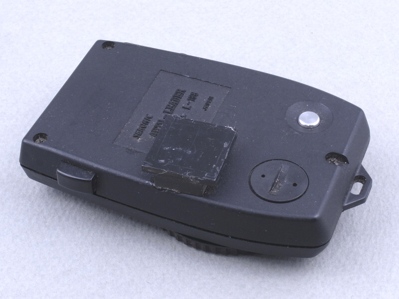 さらに裏面には、シュー取り付けパーツをABS板にて製作している。改造の元になったセコニックの「AUTO-LEADER MODEL L-188」はカメラに装着せず持ち歩く露出計だったのだ。現在はコシナからカメラに装着できる露出計「VCメーターII」が発売されているが、当時そのタイプは市販される前だったのだ。