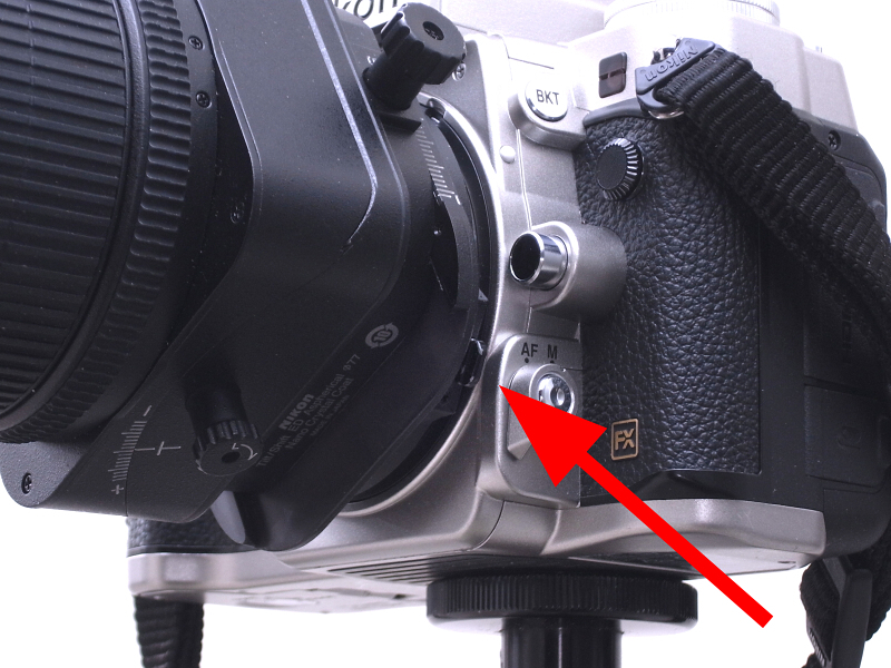 矢印で示したストッパーを押すと、レンズを回転させシフトする方向を変えることができる。回転には30度ごとにクリックストップが入っている。しかしこのボタンも小さくてちょっと押しづらいのが難点だ。