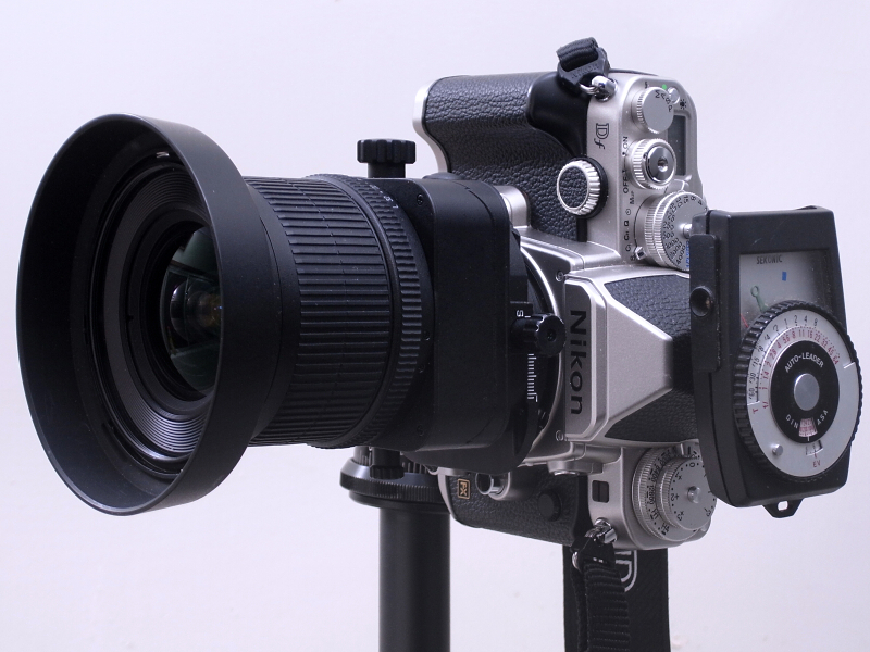 レンズを90度回転させると、縦位置で上下方向にシフトすることができる。この機構のため、通常の広角レンズのような花形フードが採用されていないのだ。もちろん、フードをしたままレンズキャップの装着が可能で、バヨネット式のため収納時に逆付け装着できる。