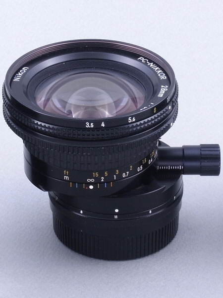 次に、フィルム時代に愛用していたPC-Nikkor 28mm F3.5を見てみる。最大シフト量は11mmで、ノブの操作で簡単にシフト操作ができ、ストッパーがなくとも任意の位置で固定できる。ティルト機構は装備されていないため“シフトレンズ”とも呼ばれる。レンズ構成は8群9枚だが、特に特殊なレンズは使われていない。