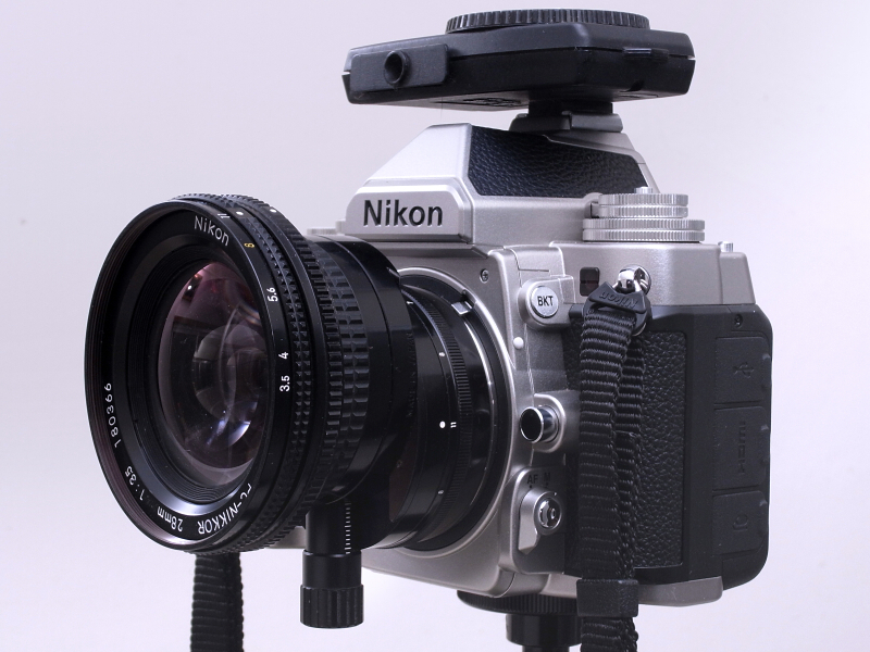 PC-Nikkor 28mm F3.5をカメラに装着したところ。「PC-E NIKKOR 24mm F3.5 D ED」に比べるとずいぶんコンパクトで、Dfとのバランスも良い。専用フードはねじ込み式の金属製だが、どういうわけかフードを装着したままレンズキャップができない不親切設計で、使わないうちになくしてしまった。しかしマルチコートされており、逆光には比較的強いと言える。