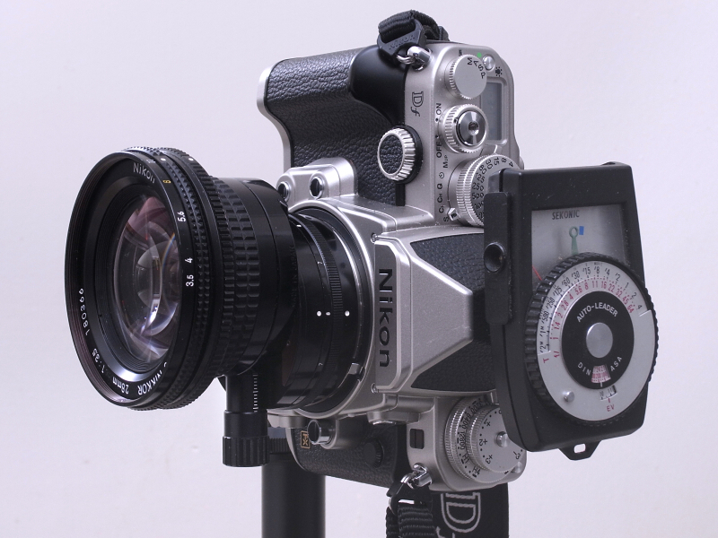 PC-Nikkor 28mm F3.5をシフトしたまま90度回転させ、Dfを縦位置にセットしたところ。レンズはストッパー無しで回転操作ができ、また30度ごとのクリックストップが入っているので位置決めもしやすい。このあたりの操作性はPC-E NIKKOR 24mm F3.5 D EDより旧製品の方が上だ。