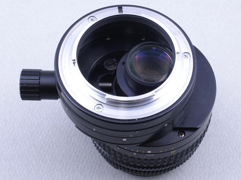 PC-Nikkor 35mm F2.8<new class="">をマウント側から見たところ。シフトや回転機能の操作性、プリセット絞りなどレンズ鏡筒の基本構造は、同時期に発売されたPC-Nikkor 28mm F3.5と共通している。</new>