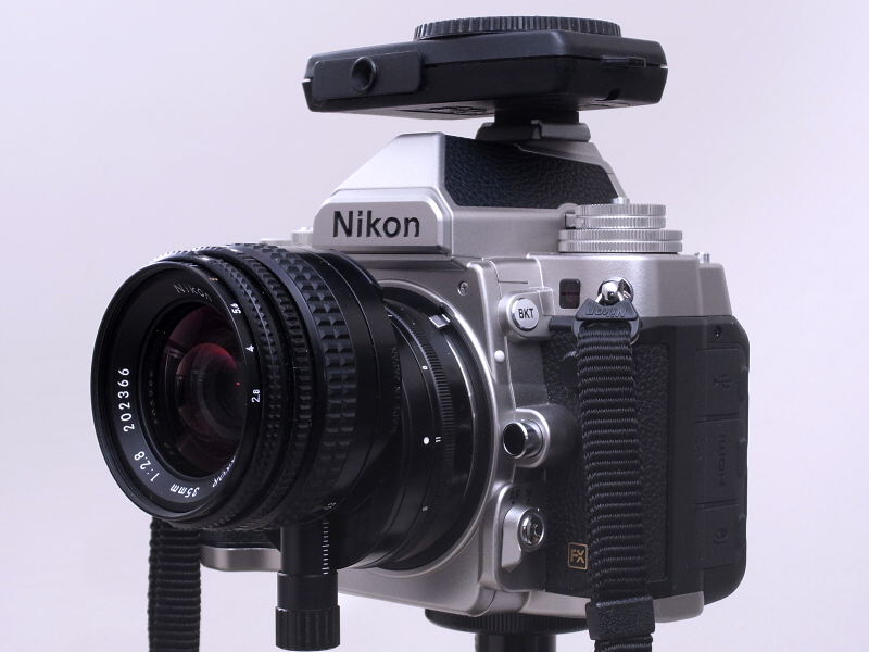 PC-Nikkor 35mm F2.8<new class="">を装着したところだが、さらにコンパクトなレンズのため、Nikon Dfがちょっとデブに見えなくもない（笑）。こちらの専用フードも金属製のねじ込み式で、キャップが装着できず……なので使っていない。</new>