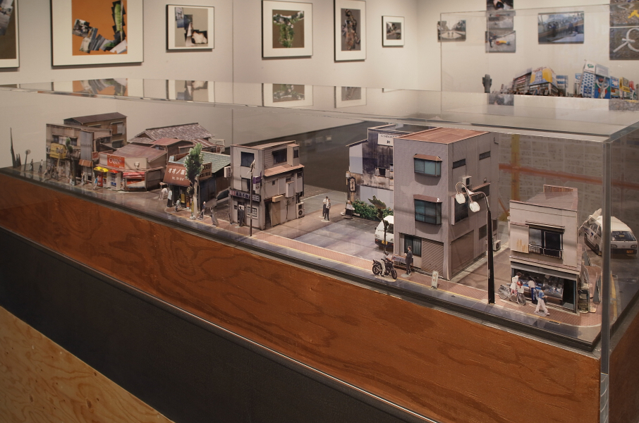 東京都写真美術館で1月26日まで開催の「<a href="http://dc.watch.impress.co.jp/docs/news/exhibition/20131125_624790.html" class="n" target="_blank">日本の新進作家 路上から世界を変えてゆくVol.12</a>」に出品中のぼくの作品｢フォトモ」は、ニコンのフィルム一眼レフに装着したPC-Nikkor 28mm F3.5とPC-Nikkor 35mm F2.8<new class="">を駆使して制作したので、ぜひ効果を確認して欲しい。</new>