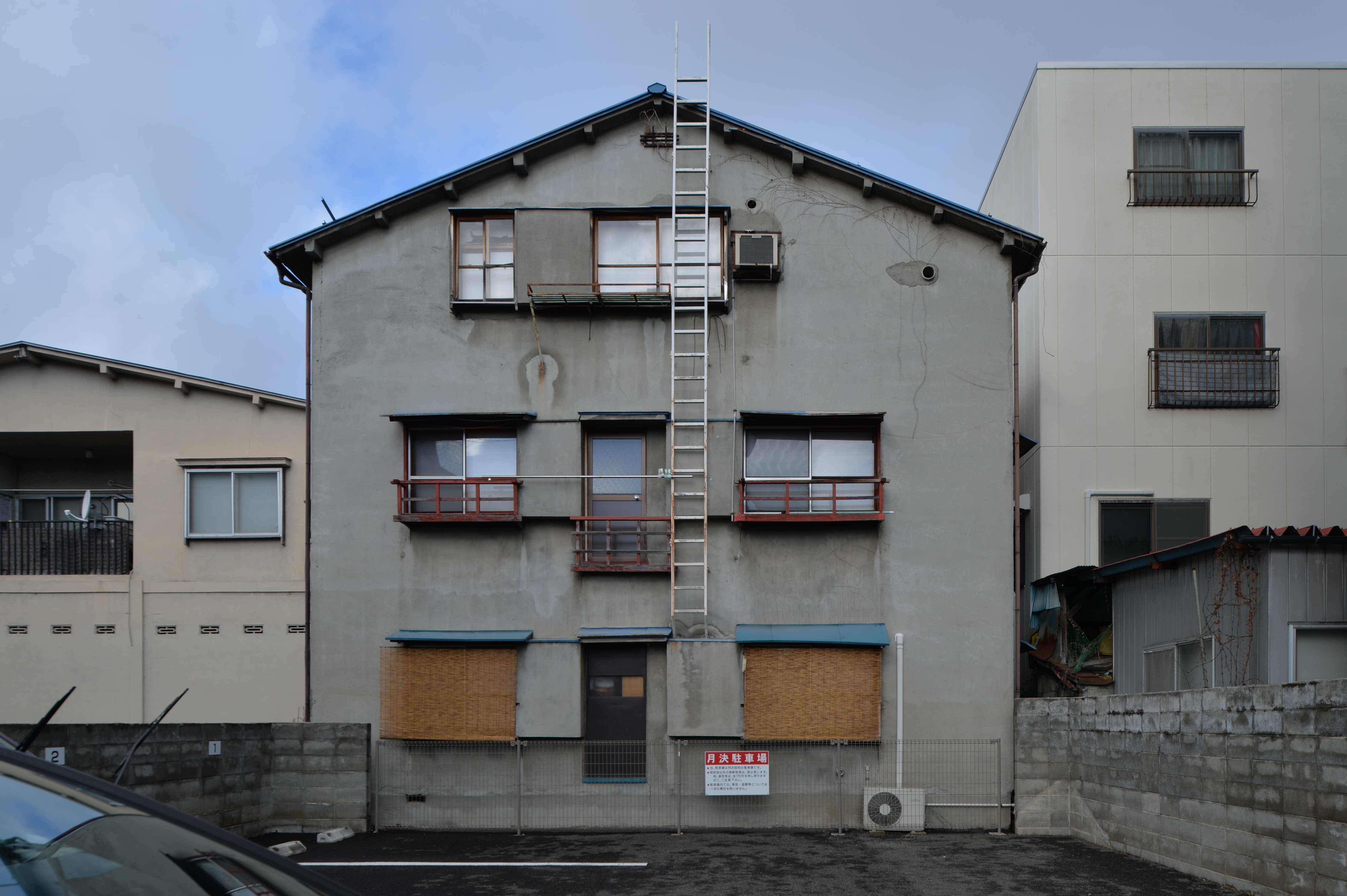 そこで応用テクニックを使ってみたのがこの写真。車の位置が建物の邪魔にならない左隅に移動している。カメラの位置を建物に対し左側に移動させ、さらにレンズのシフト方向を左に約30度回転させて撮影したのだ。