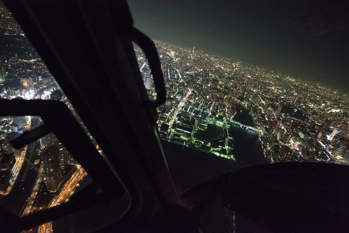 眼下にも夜景が広がる