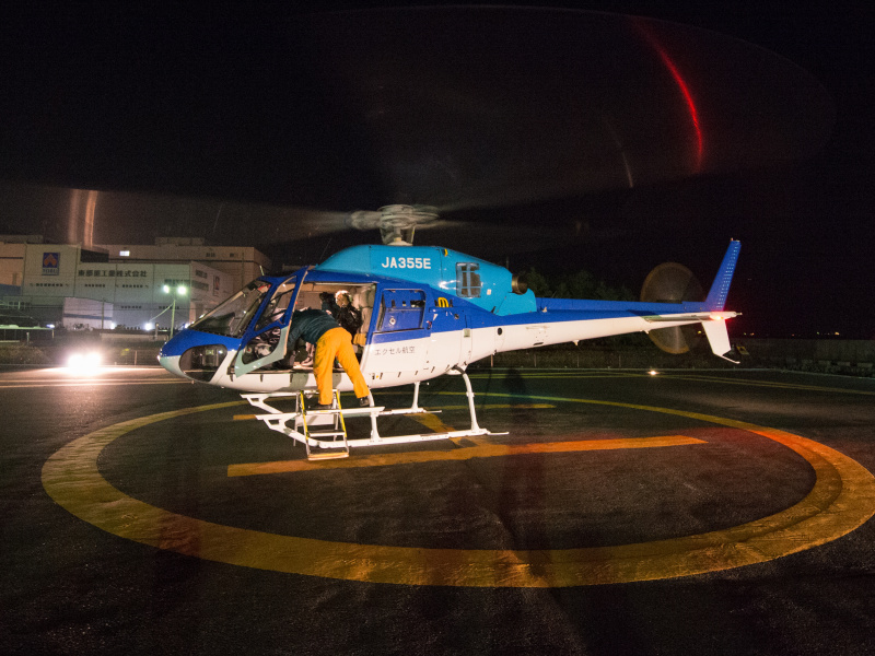 スタッフの手助けを受けながら乗り降りする。初ヘリの筆者は、その音と離陸時の風圧に驚いた