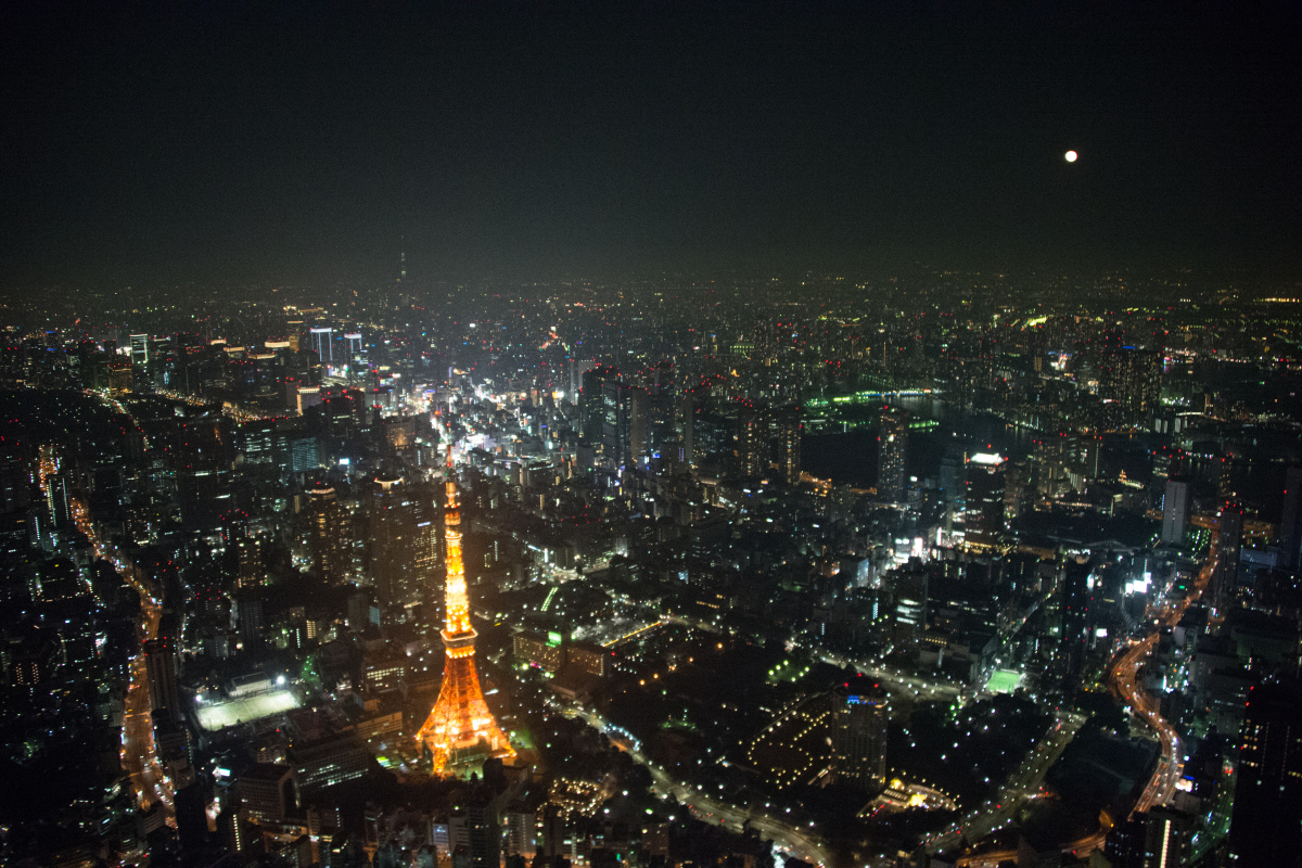 月が出ているのを発見。奥にうっすら東京スカイツリーが見える