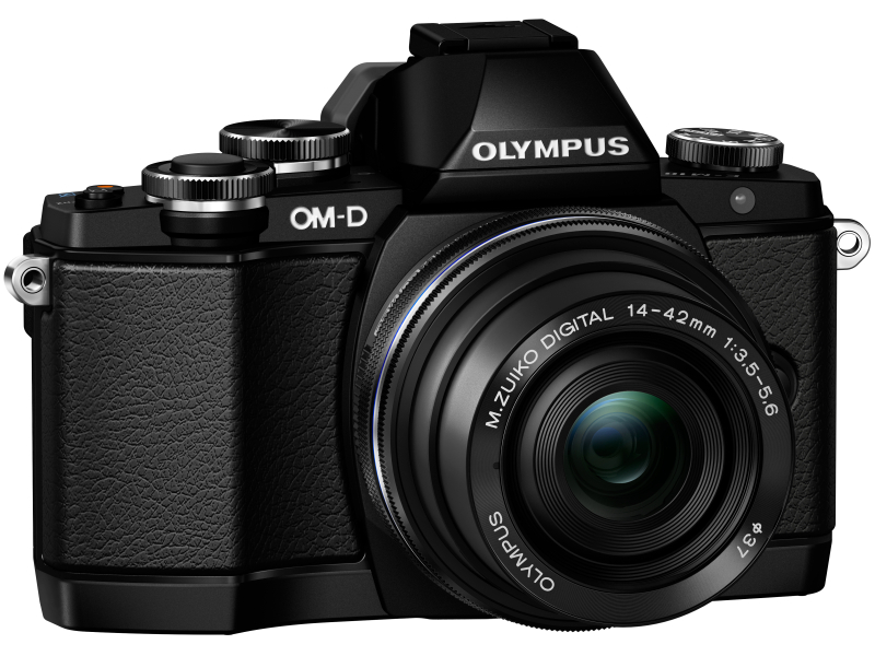 OLYMPUS OM-D E-M10に装着したところ（左：撮影時、右：沈胴時）。