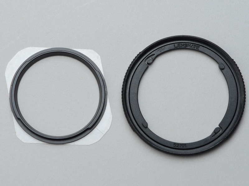 左がフィルターホルダーを受けるレシーバー（アルミ製）。右がバヨネット式のフィルターホルダー（プラスチック製）