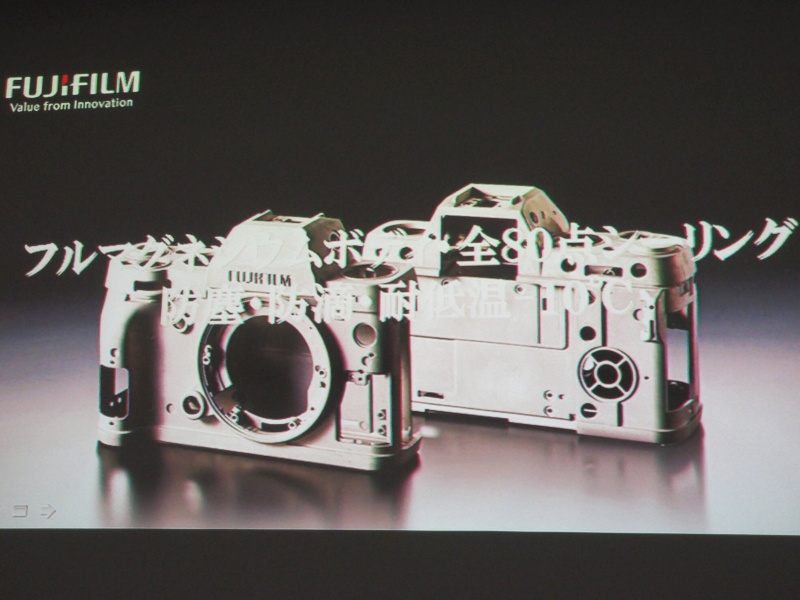 フルマグネシウムボディを採用。80点のシーリングで防塵防滴を実現。耐低温-10度も謳う