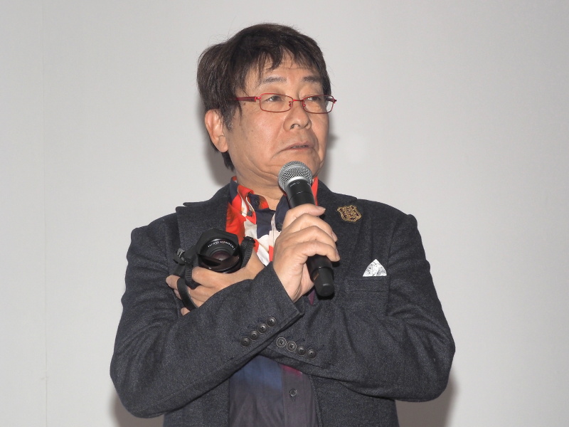 ハービー・山口氏。X-T1を手に