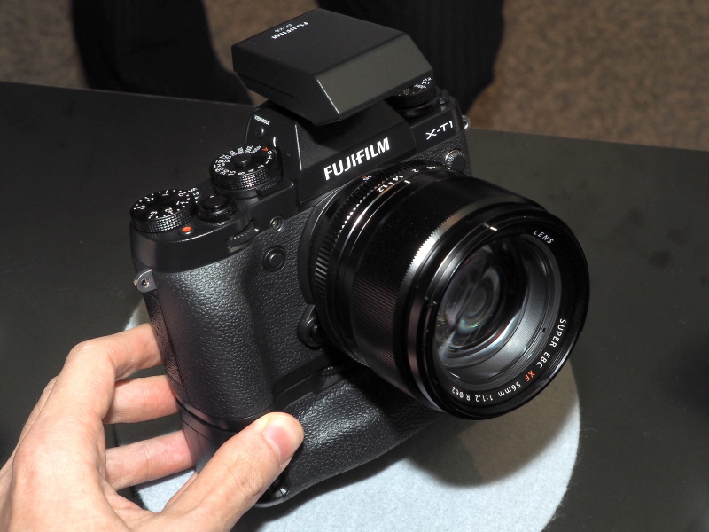 ストロボ「EF-X8」とバッテリーグリップ「VG-XT1」を装着。レンズはXF 56mm F1.2 R