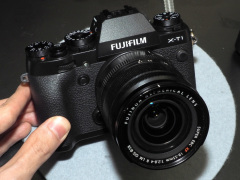 富士フイルム、“レンズ交換式Xシリーズの決定版”「X-T1」を披露
