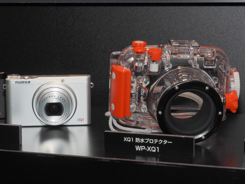 同日発表の製品ではないが、Xシリーズコンパクト「XQ1」の水中ハウジングが初お目見えした