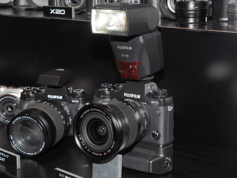 発売済みのXシリーズ用クリップオンストロボとバッテリーグリップの装着例